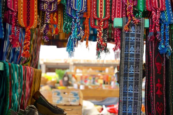 Mercado municipal de Panajachel joka esittää markkinat