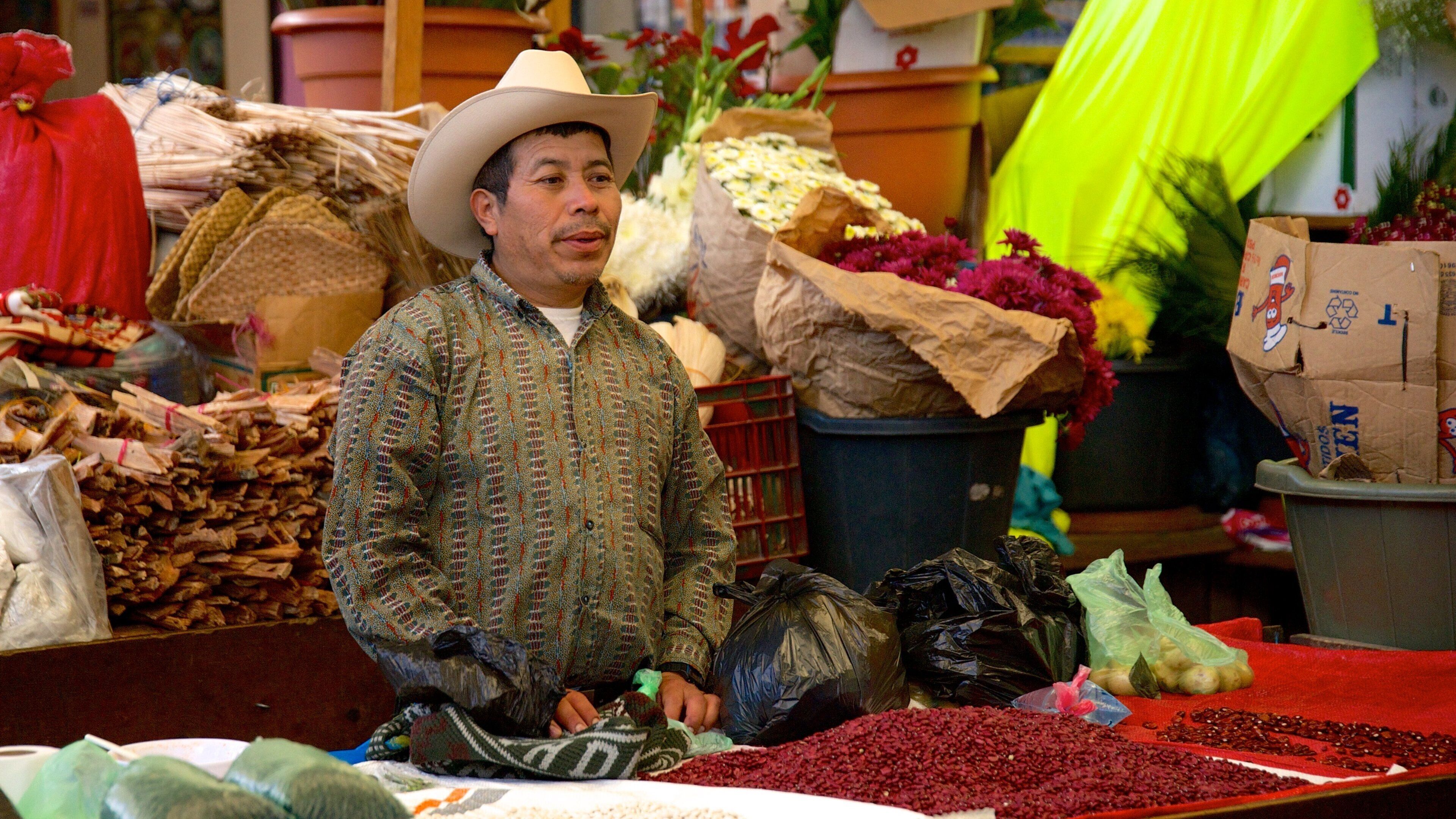 Panajachel Municipal Market presenterar marknader såväl som en man