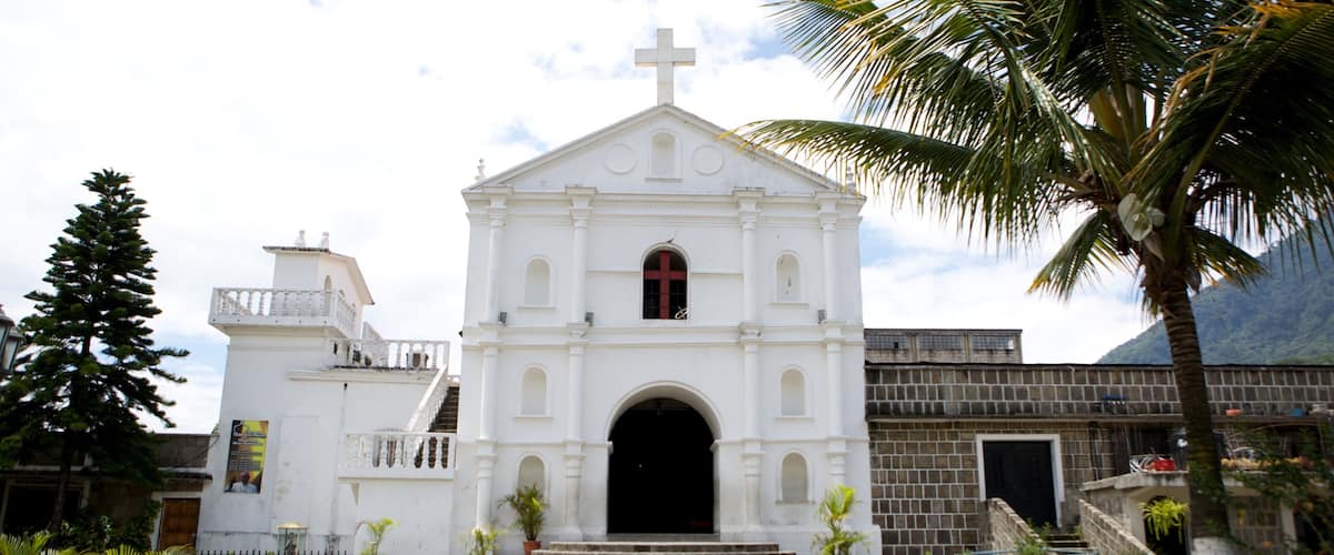 Iglesia de San Pedro que incluye escenas urbanas, una iglesia o catedral y elementos religiosos
