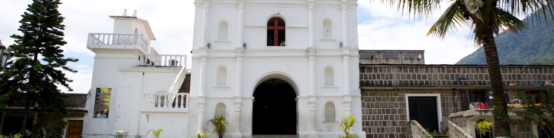 Church of Saint Peter showing religious aspects, street scenes and a church or cathedral