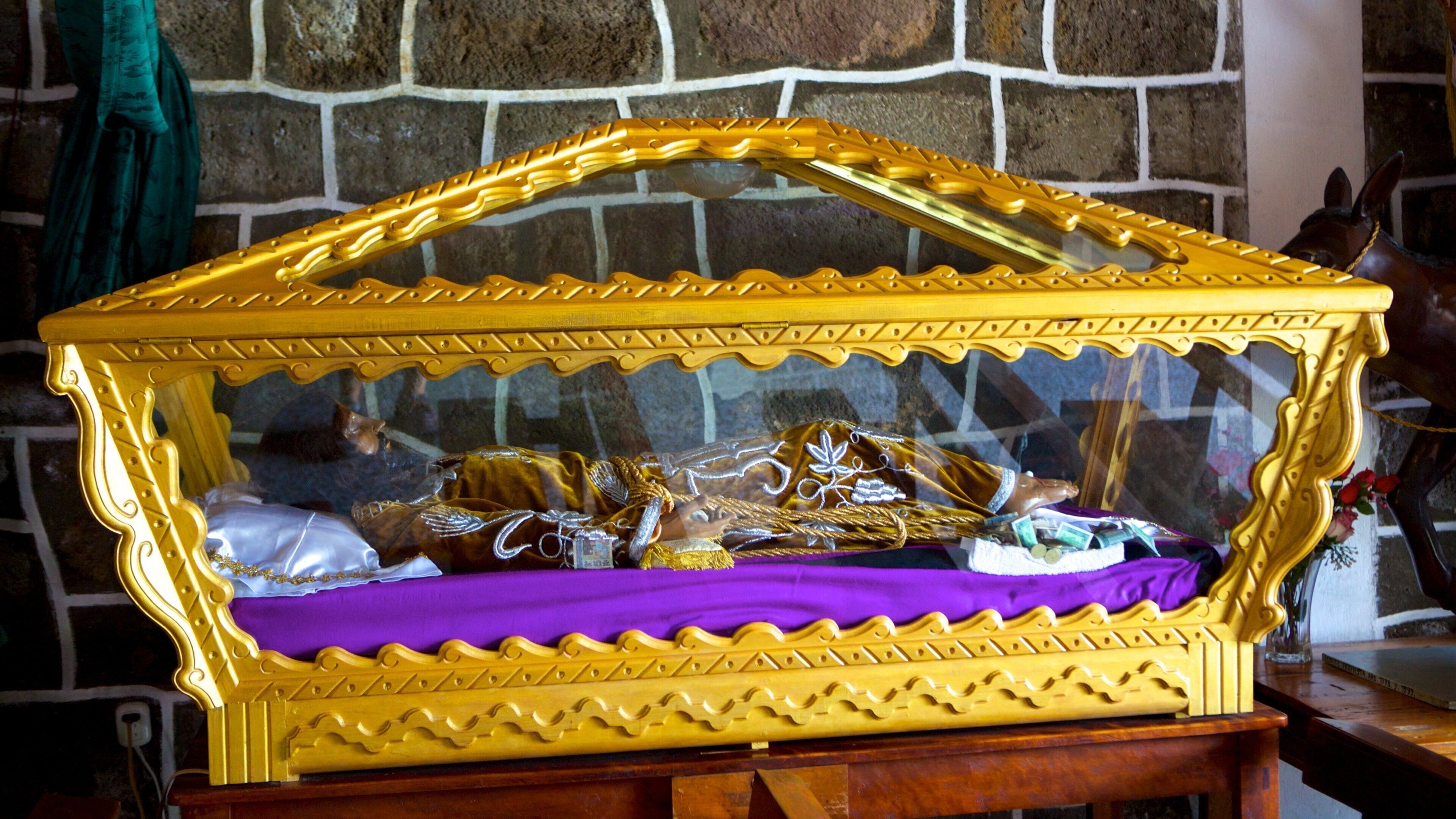 聖彼得教堂 呈现出 教堂或大教堂, 內部景觀 和 宗教元素