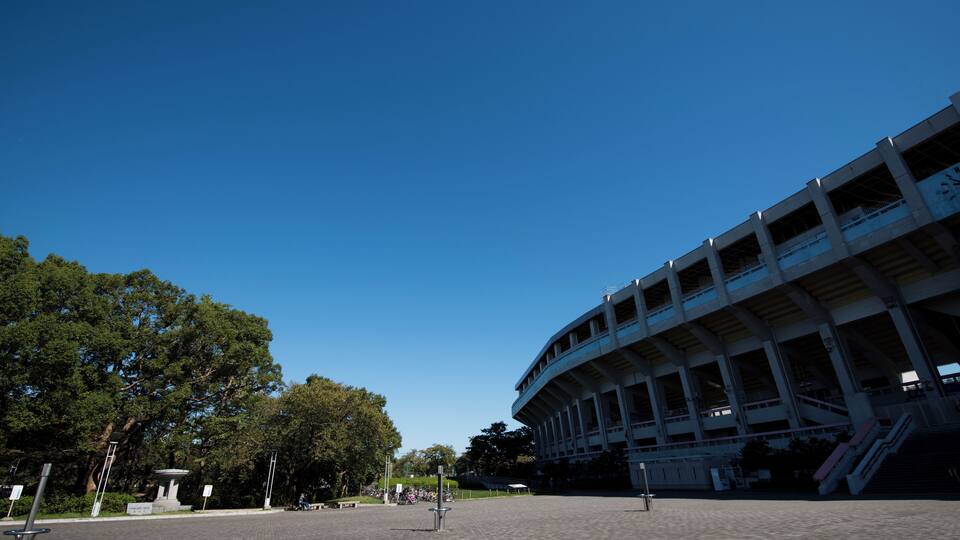 Ein großes, mehrgeschossiges Stadion unter einem klaren, blauen Himmel.