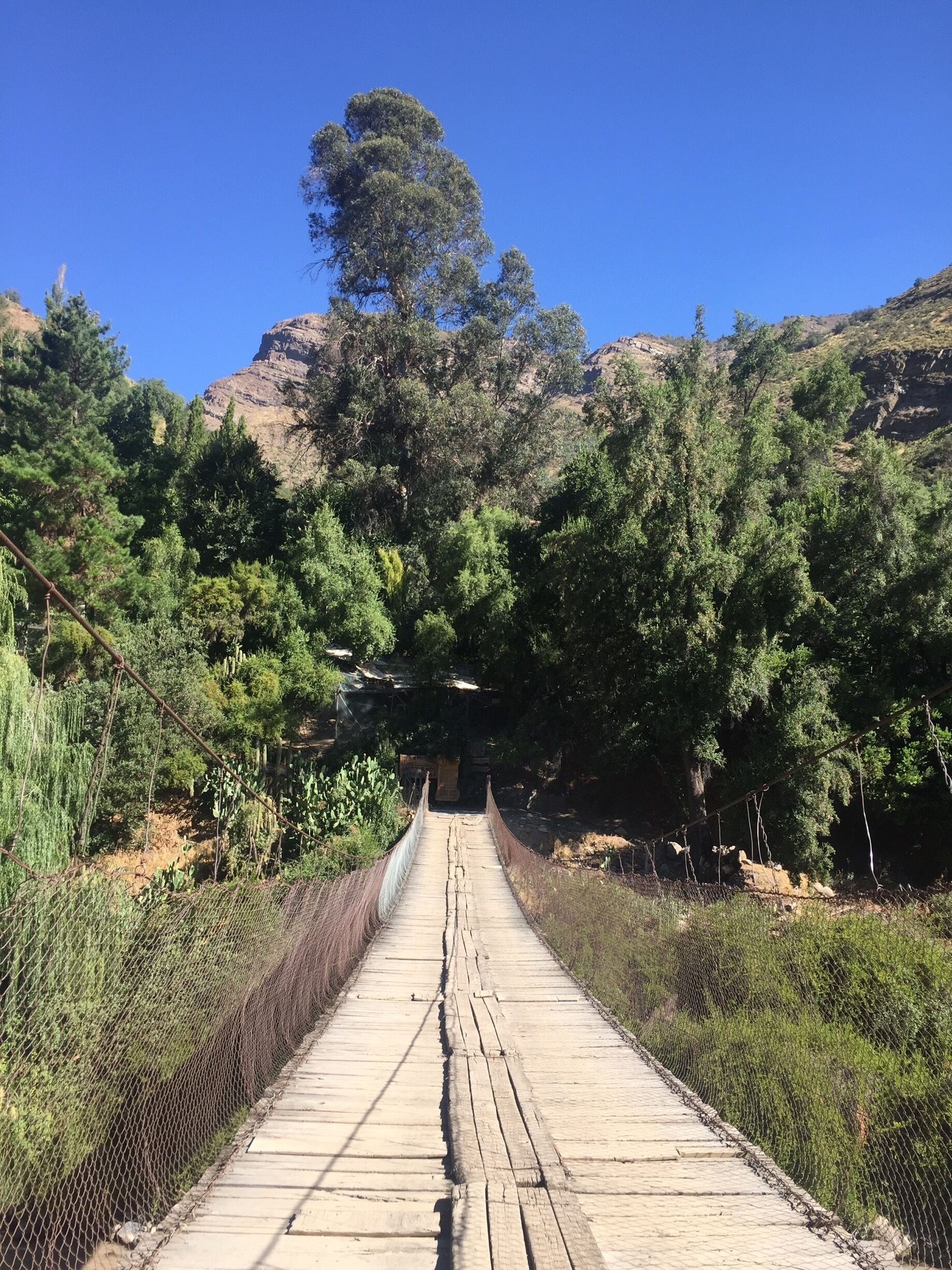 El puente para cruzar a la cascada