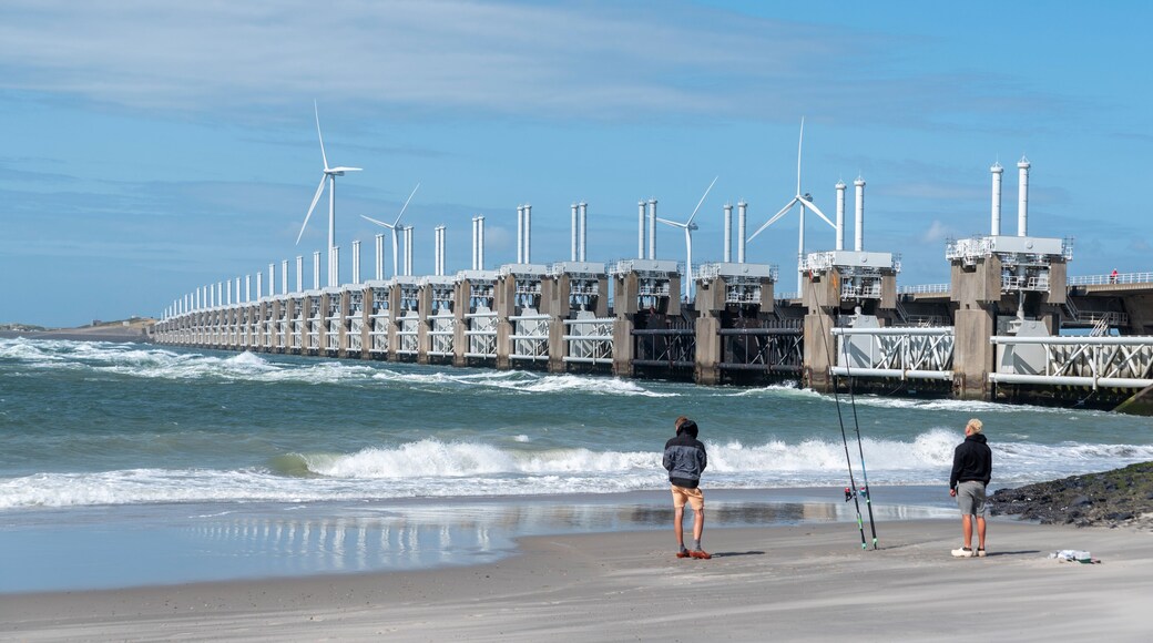 Angler am Banjaardstrand vor dem Oosterscheldesperrwerk bei Kamperland. Provinz Zeeland in den Niederlanden
