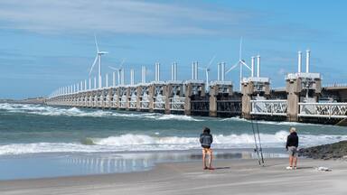Angler am Banjaardstrand vor dem Oosterscheldesperrwerk bei Kamperland. Provinz Zeeland in den Niederlanden