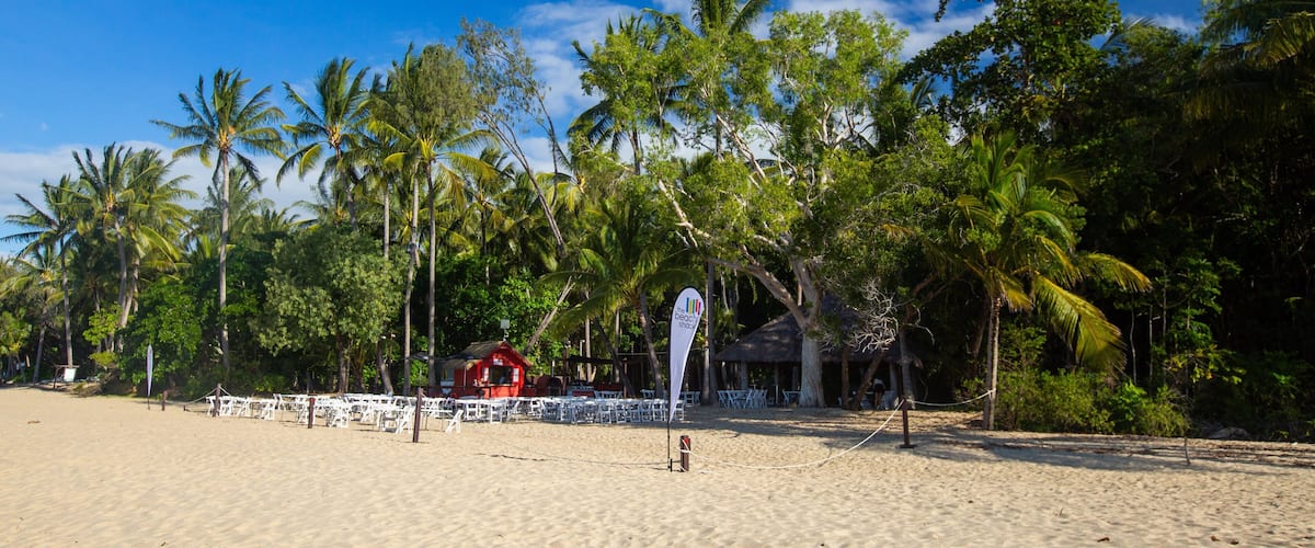 Clifton Beach showing a beach
