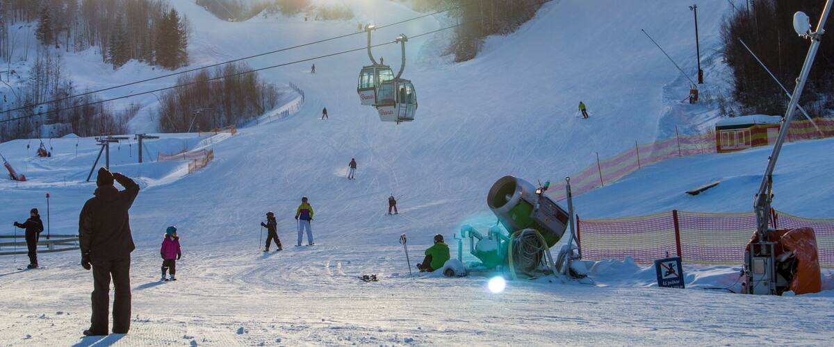 Branas SkidanlÀggning som visar snö och en gondola