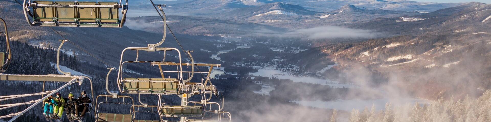 Branäs Skicenter som viser sne, en kabinelift og tåge eller dis