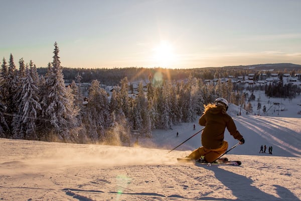 Branas SkidanlÀggning som visar en solnedgÄng, snö och utförsÄkning