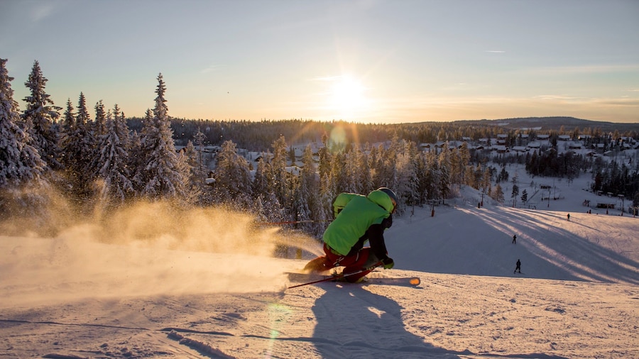 Branas Ski Resort , Syssleback, Suecia mostrando una puesta de sol, esquiar en la nieve y nieve