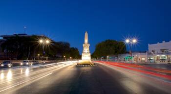 Paseo de Montejo showing a monument and night scenes