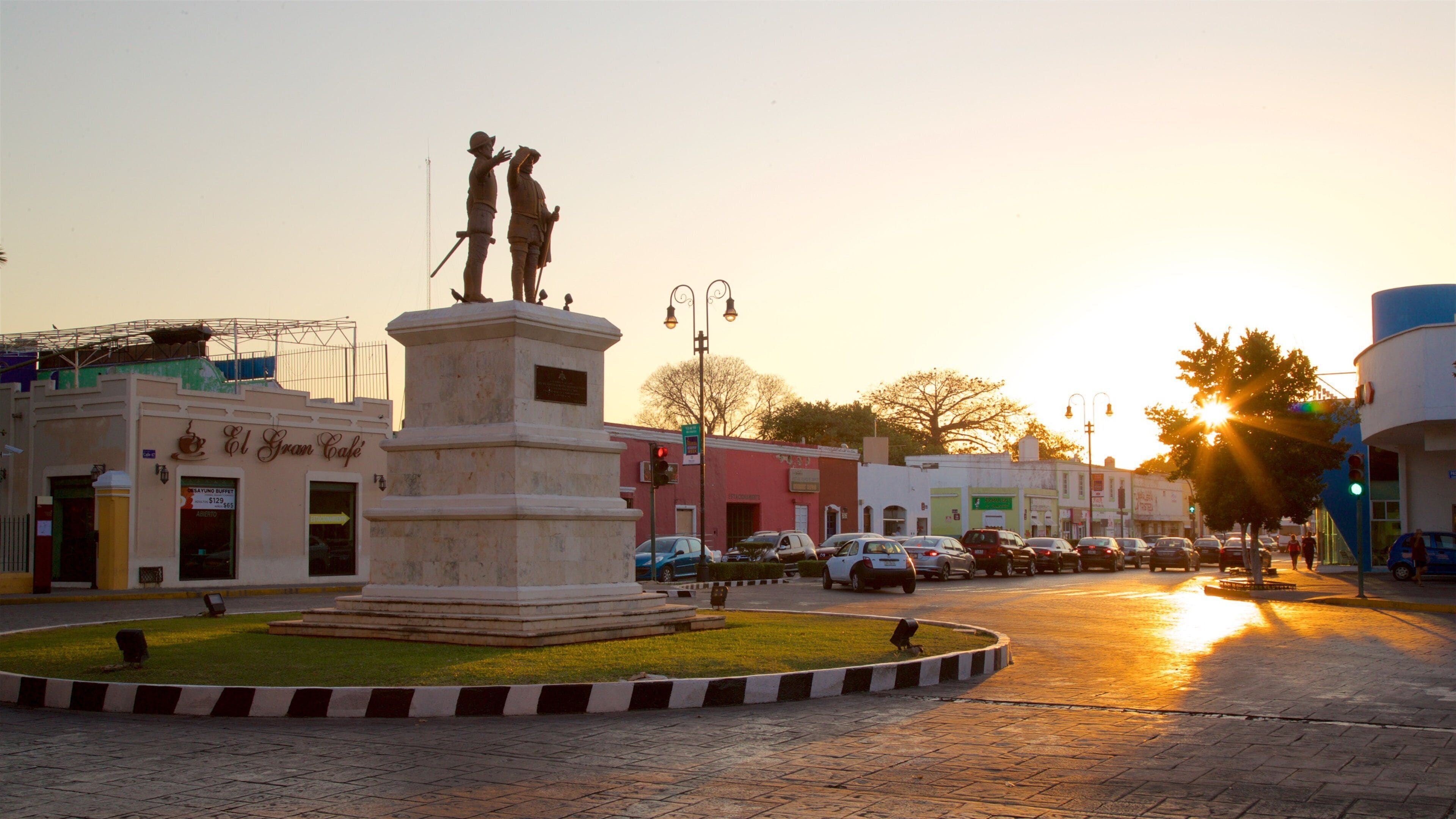Paseo de Montejo mostrando una estatua o escultura y un atardecer