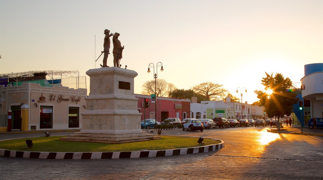 Paseo de Montejo mostrando una estatua o escultura y un atardecer