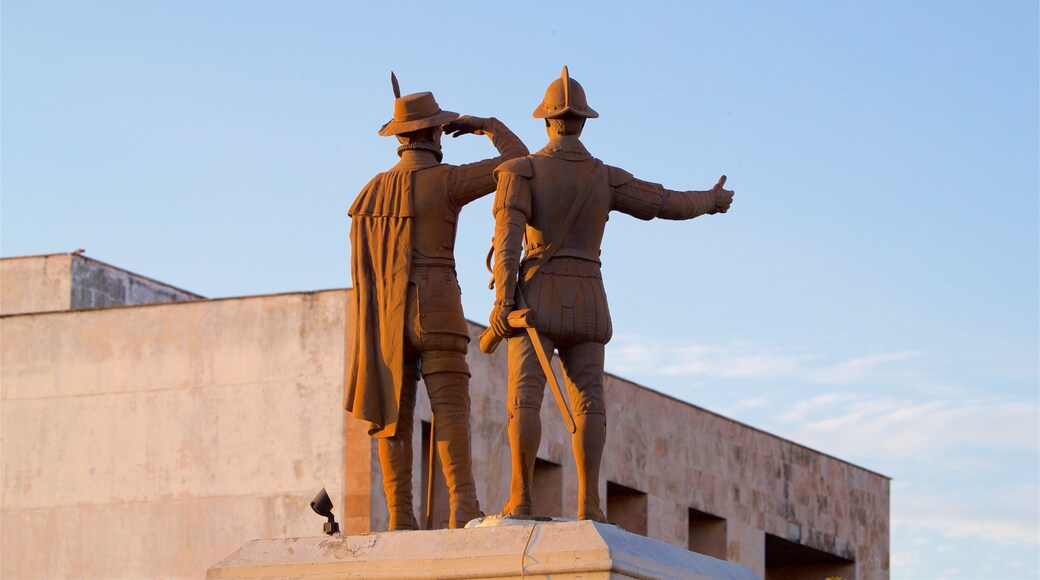 Paseo de Montejo mostrando una estatua o escultura y un atardecer