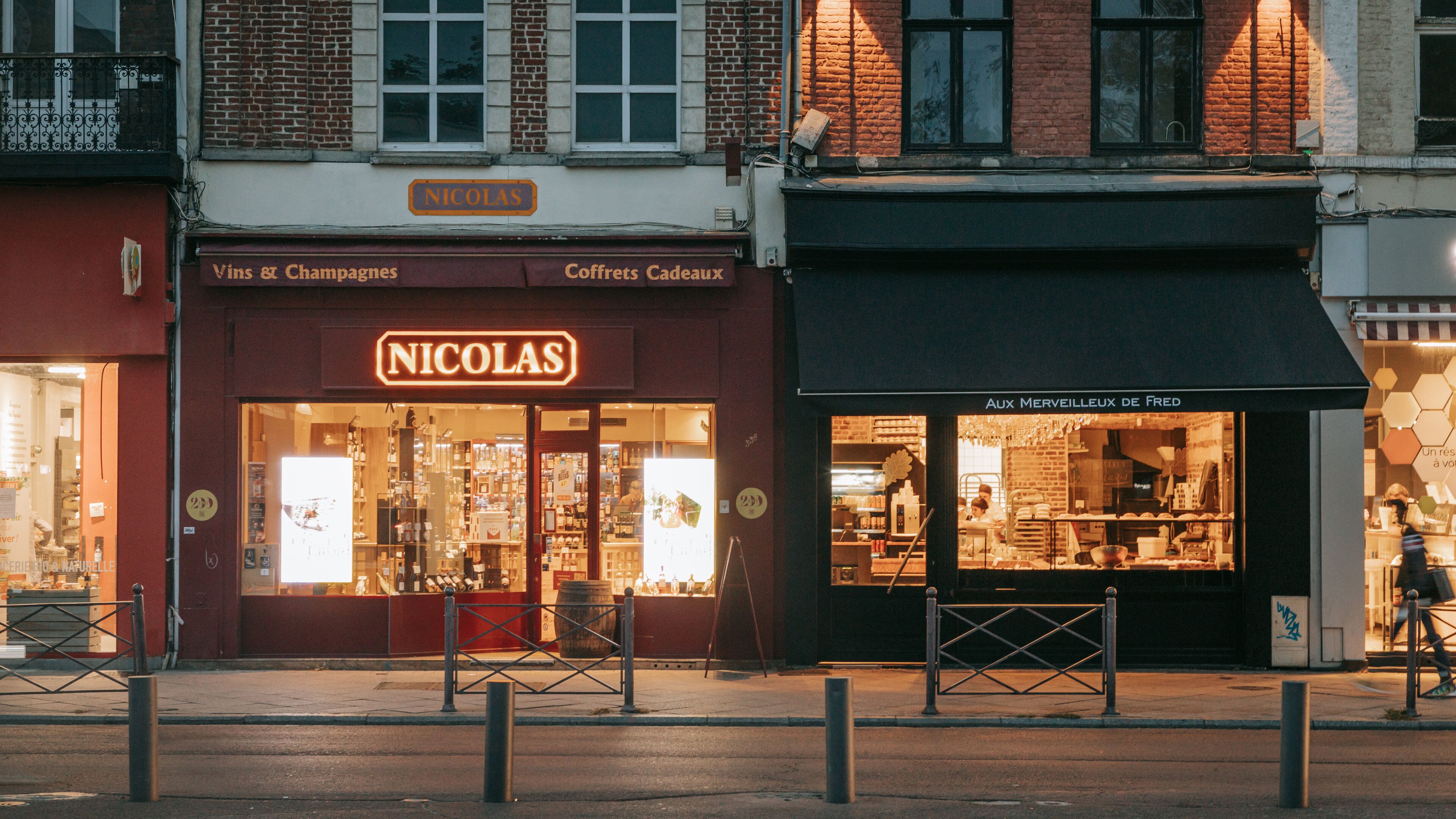 Wazemmes showing signage and night scenes