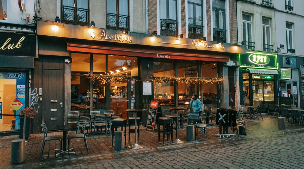 Wazemmes which includes street scenes