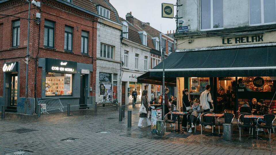 Wazemmes showing a city, outdoor eating and street scenes