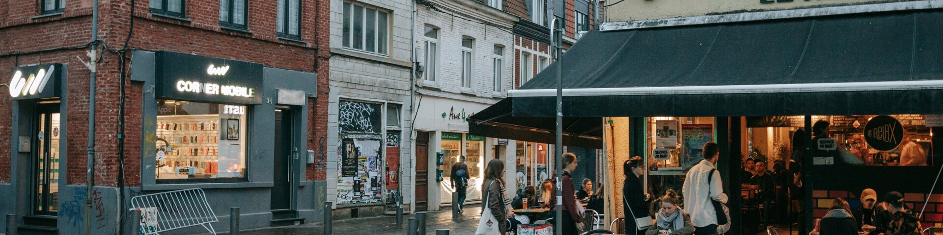Wazemmes showing a city, outdoor eating and street scenes