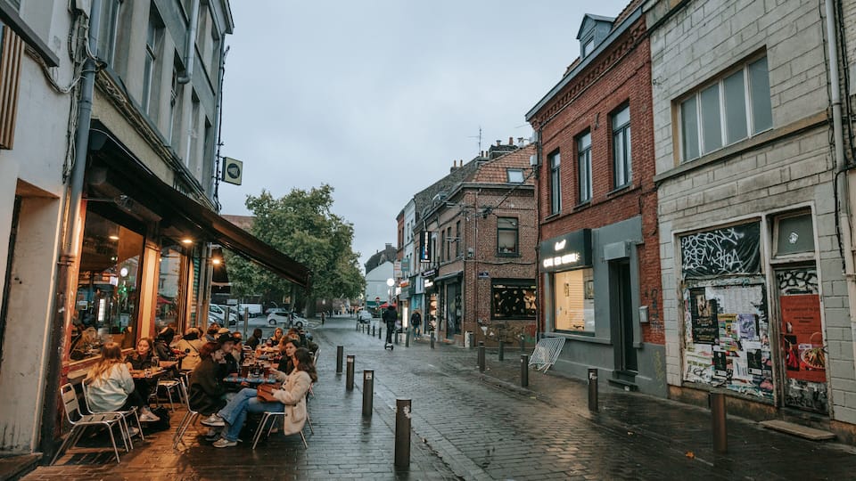 Wazemmes which includes outdoor eating, street scenes and a city