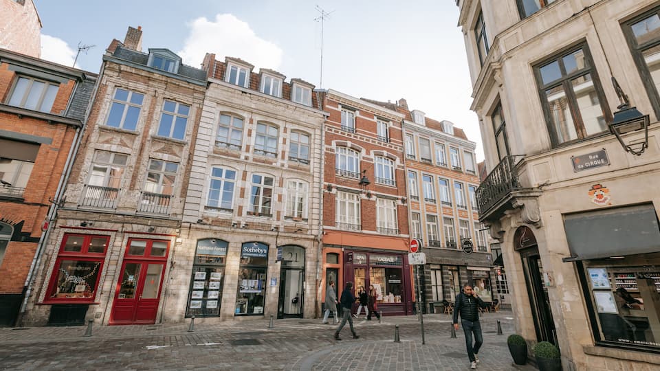 Old Lille featuring street scenes, heritage elements and a city