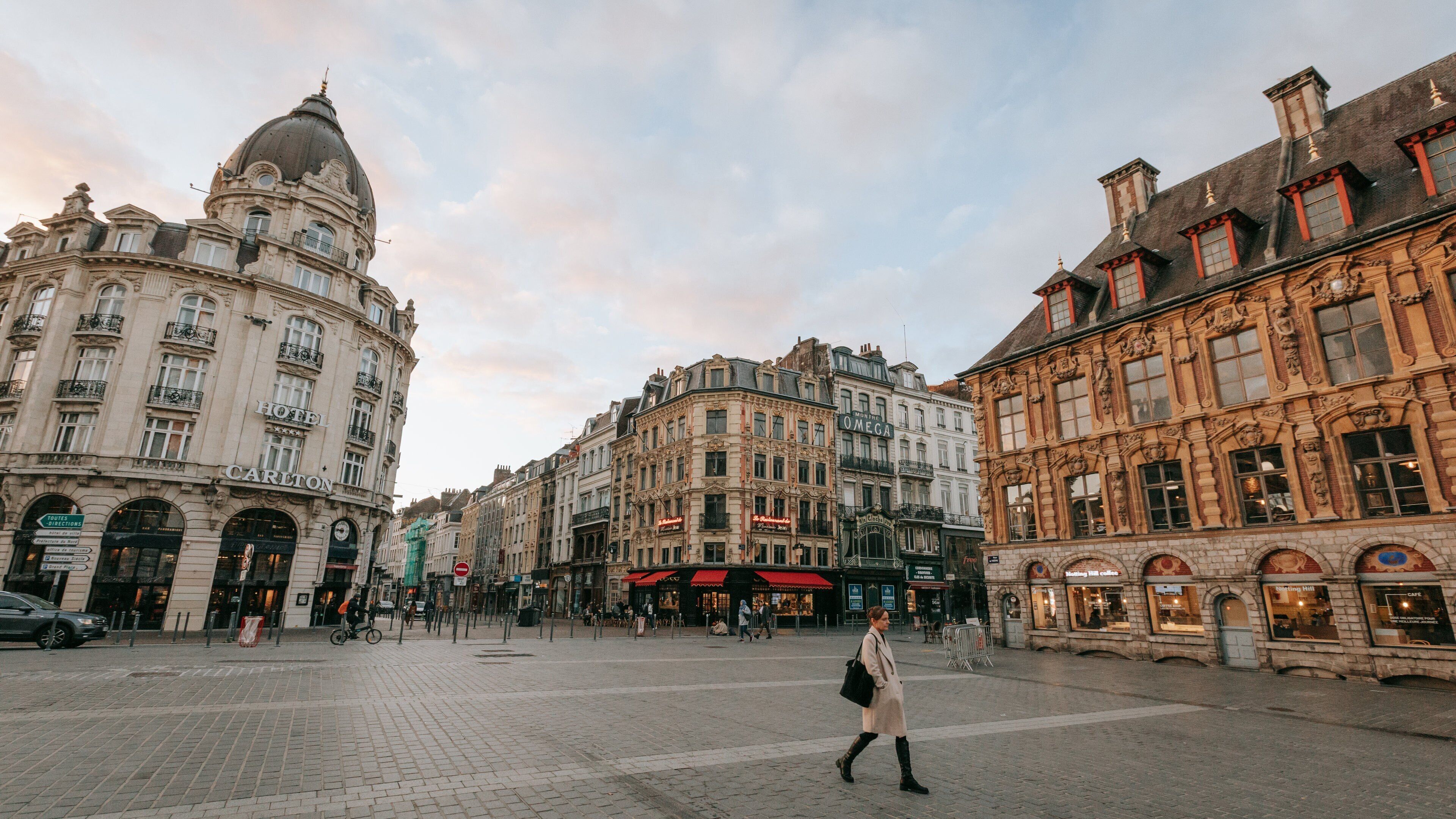 Old Lille showing street scenes, heritage elements and a square or plaza