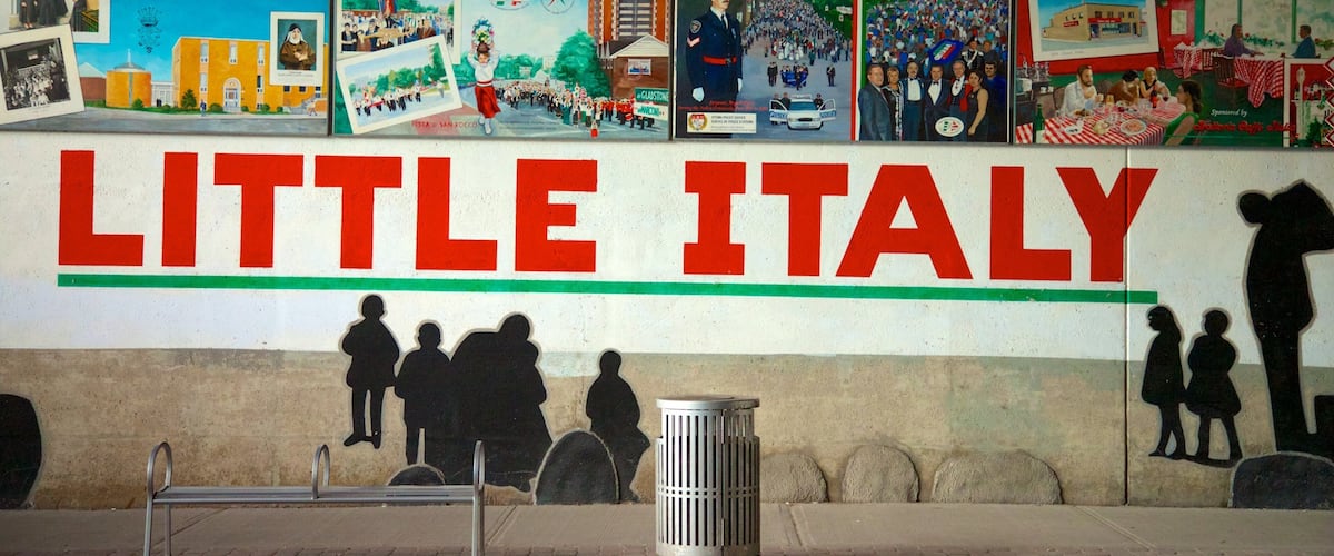 Little Italy que incluye señalización, escenas urbanas y una ciudad