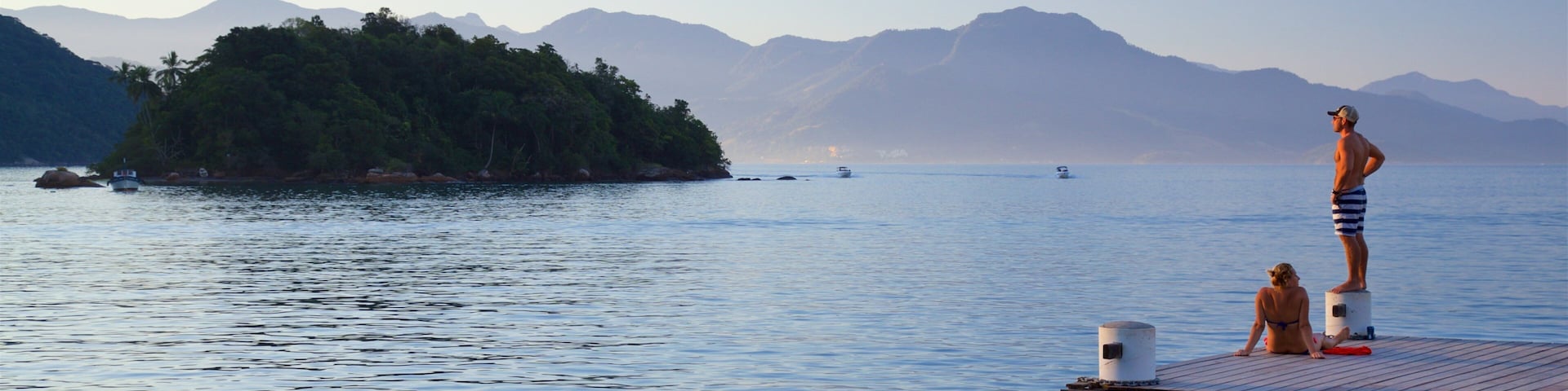 Playa de Abraão ofreciendo vista general a la costa y vista a una isla y también una pareja