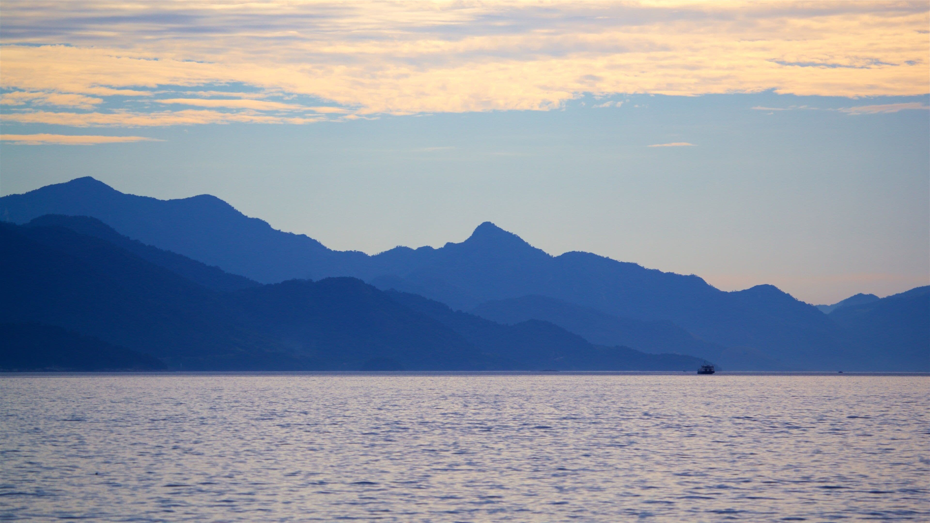 Plage d\'Abraão montrant coucher de soleil et lac ou étang