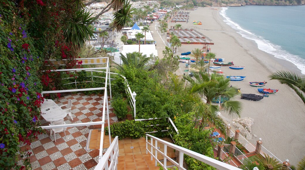 Praia de Burriana caracterizando uma praia e um jardim