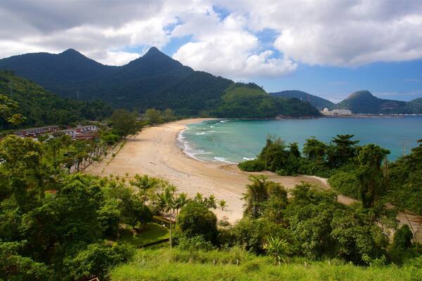 Plage de Brava montrant plage et vues littorales