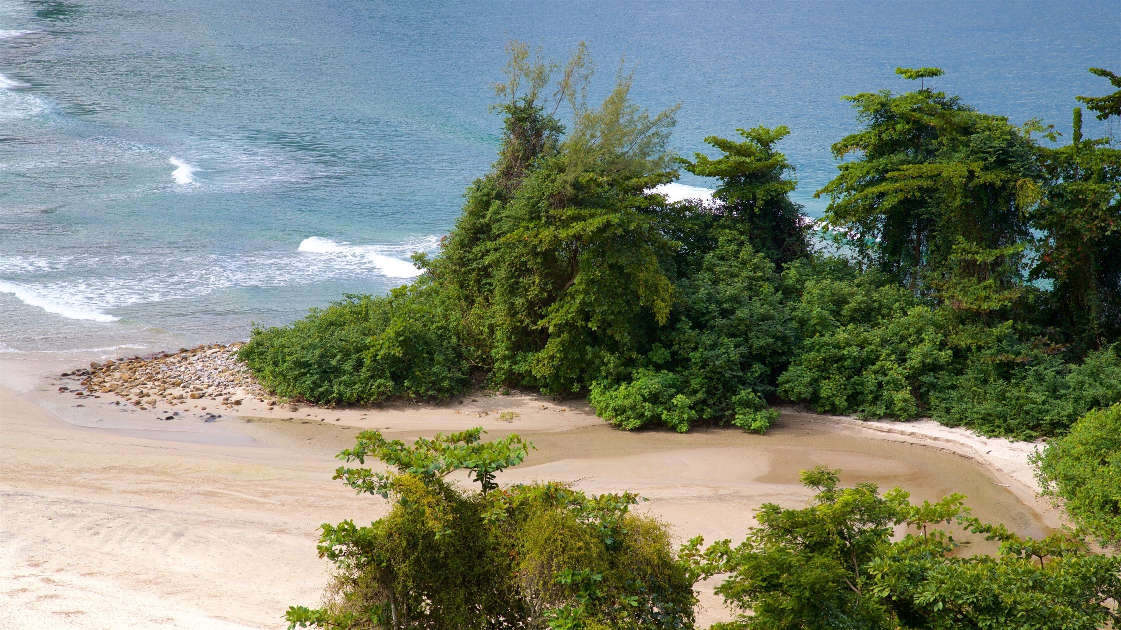 Brava strand og byder på udsigt over kystområde og en strand