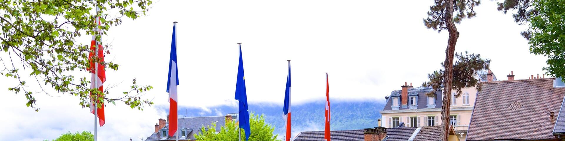 Aix-les-Bains presenterar ett hus, blommor och en trÀdgÄrd