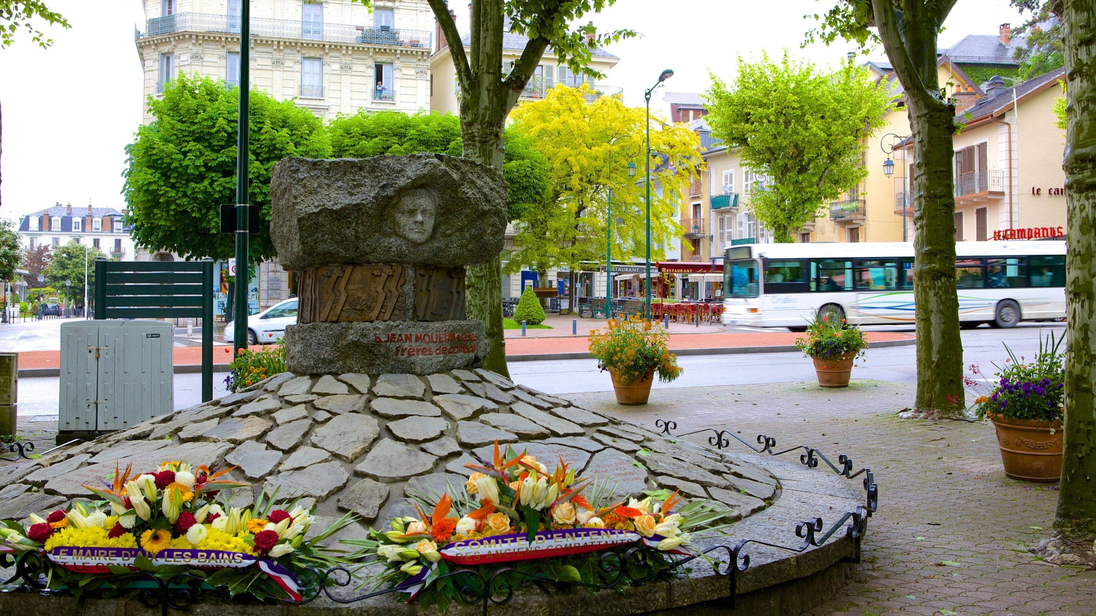 Aix-les-Bains som inkluderar ett monument och blommor