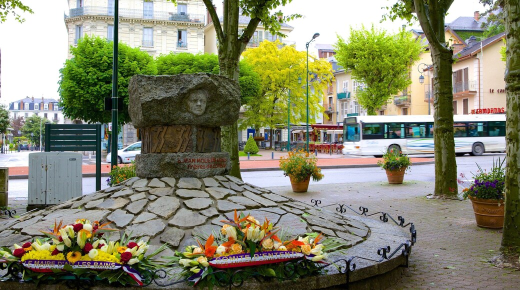 Aix-les-Bains som inkluderar ett monument och blommor