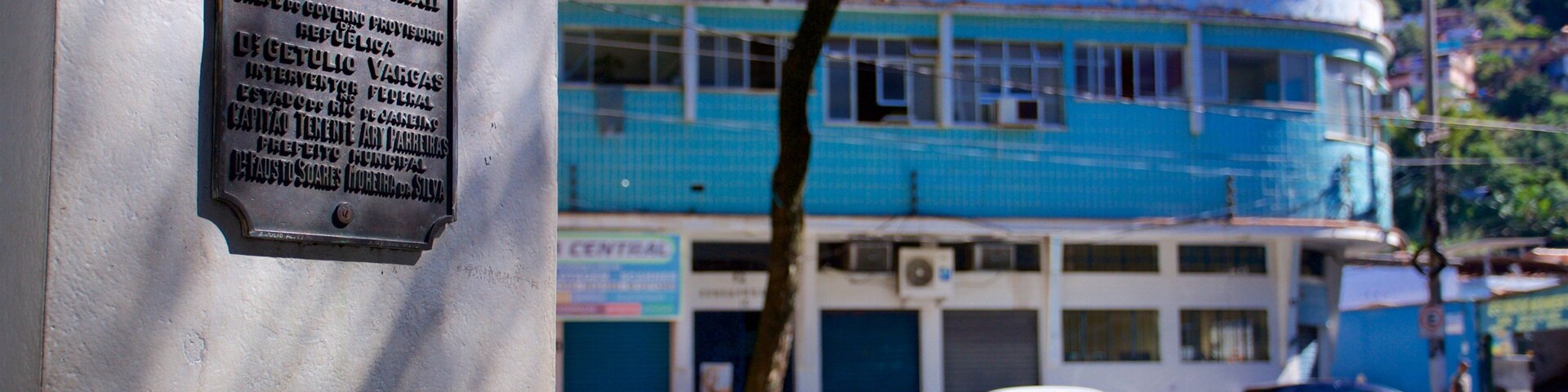 Nilo Pecanha Square showing a park