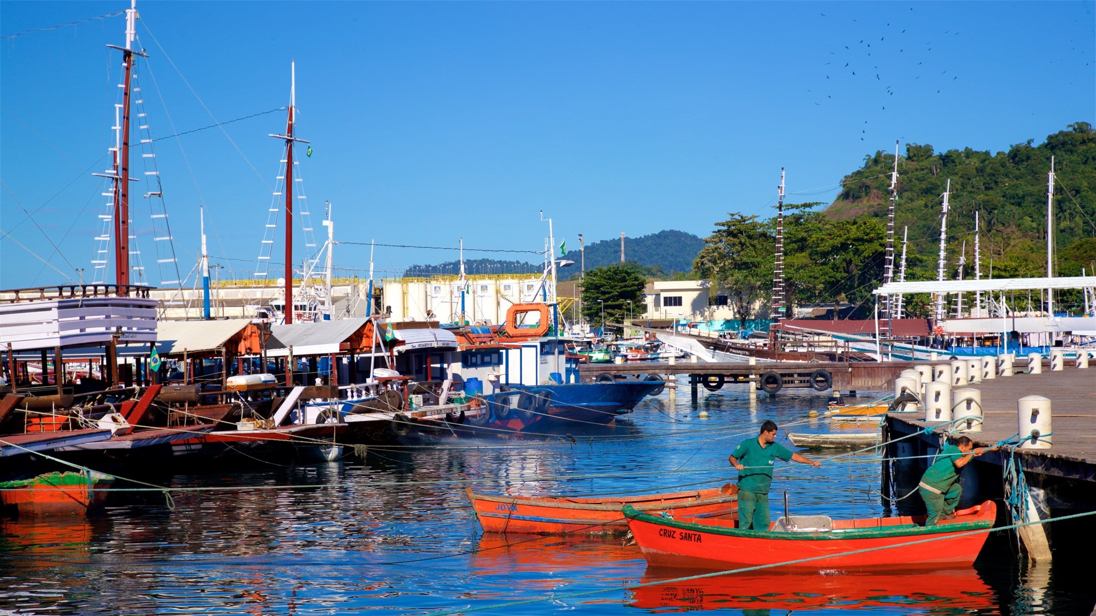 앙그라두스헤이스 항구 을 특징 보트 타기 과 항구 또는 항만 뿐만 아니라 소규모 사람들