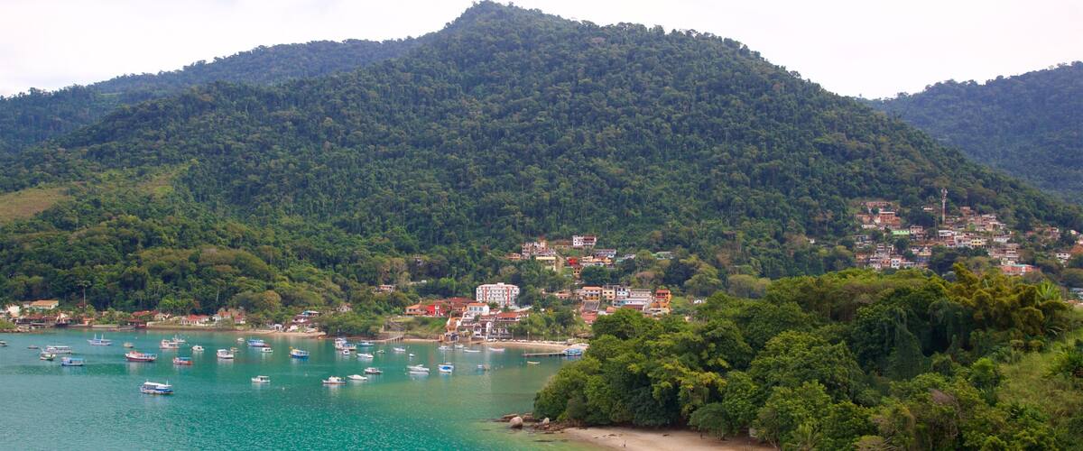 Camorims strand som inkluderar en hamn eller havsbukt, landskap och en kuststad