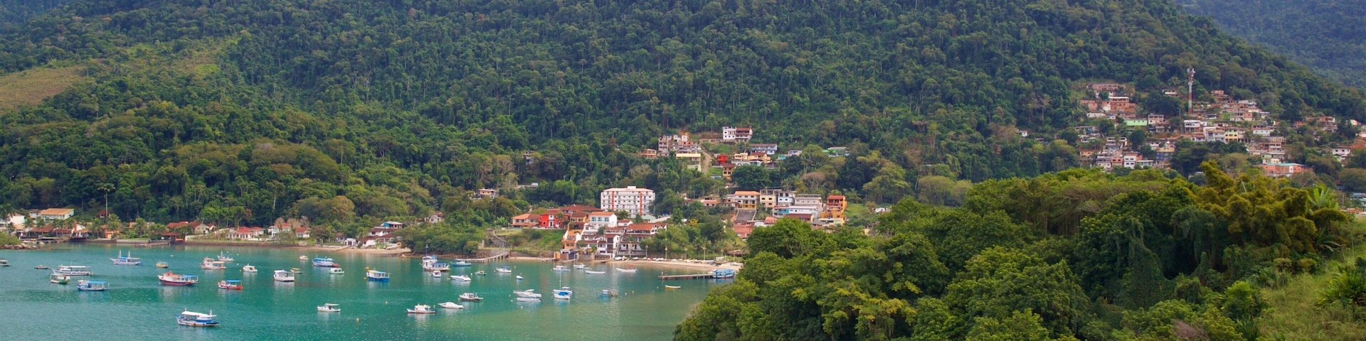 Strand von Camorim mit einem KĂŒstenort, allgemeine KĂŒstenansicht und Landschaften