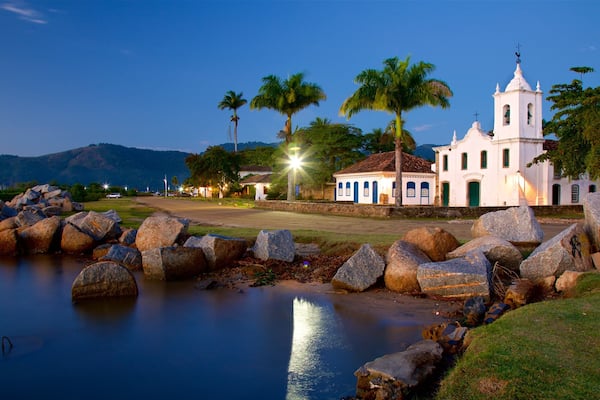 Nossa Senhora das Doresin kirkko featuring järvi tai vesikuoppa, yökuvat ja pieni kaupunki tai kylä