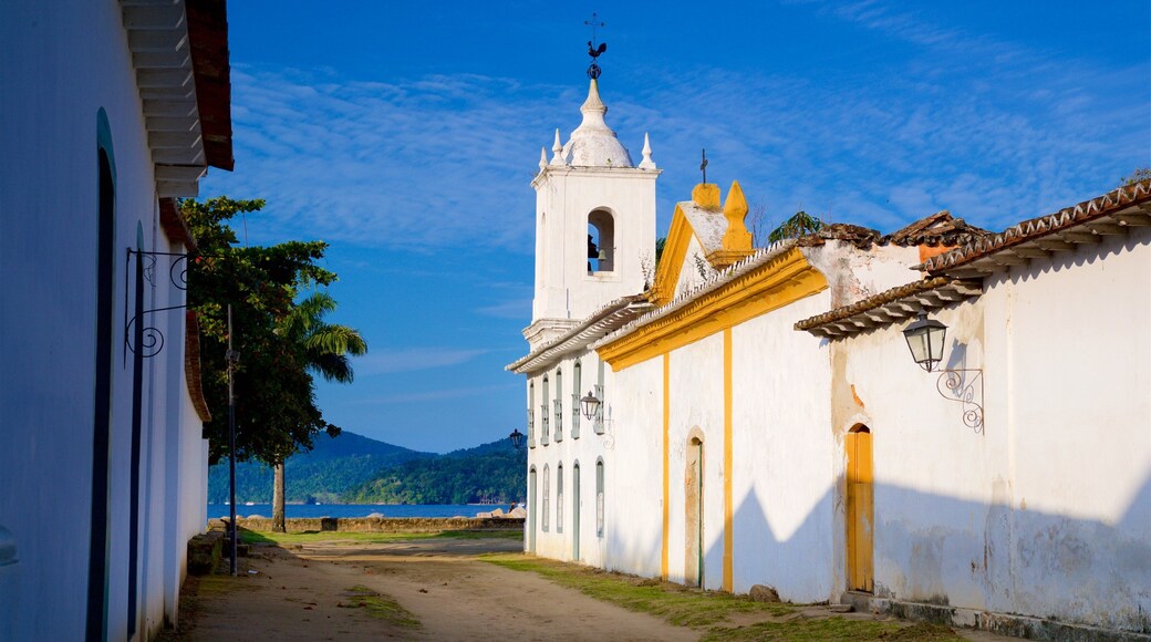 Nossa Senhora das Dores-kirken som inkluderer liten by eller landsby og kulturarv