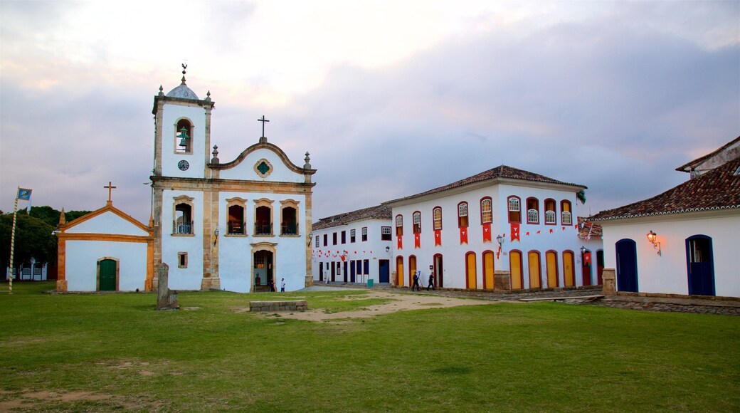 Paraty que incluye patrimonio de arquitectura y una iglesia o catedral