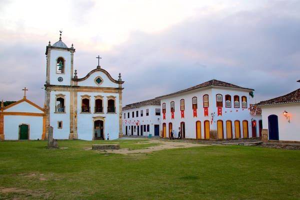 Paraty mit einem historische Architektur und Kirche oder Kathedrale