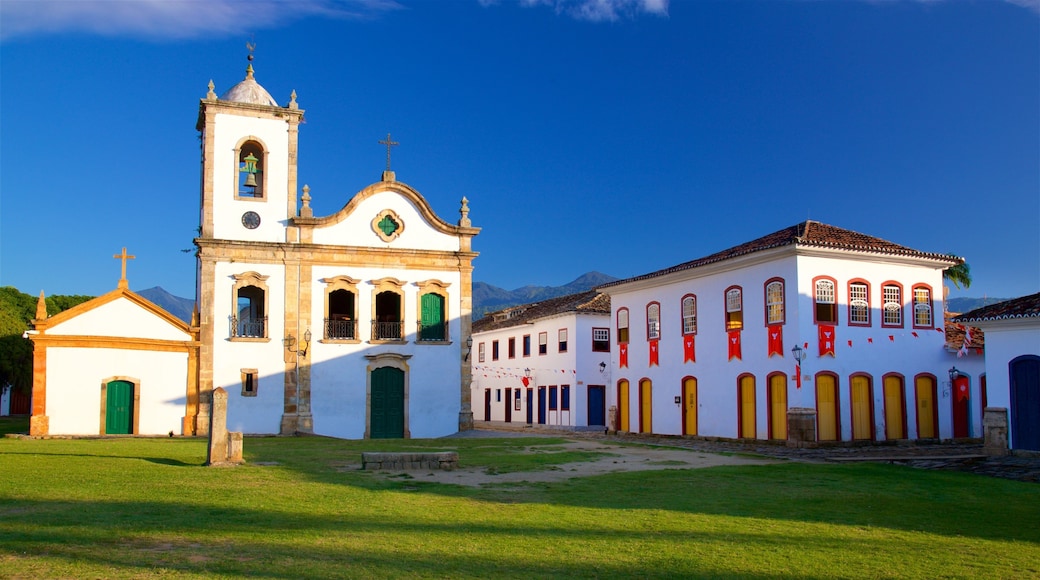 Paraty mostrando patrimonio de arquitectura y una iglesia o catedral