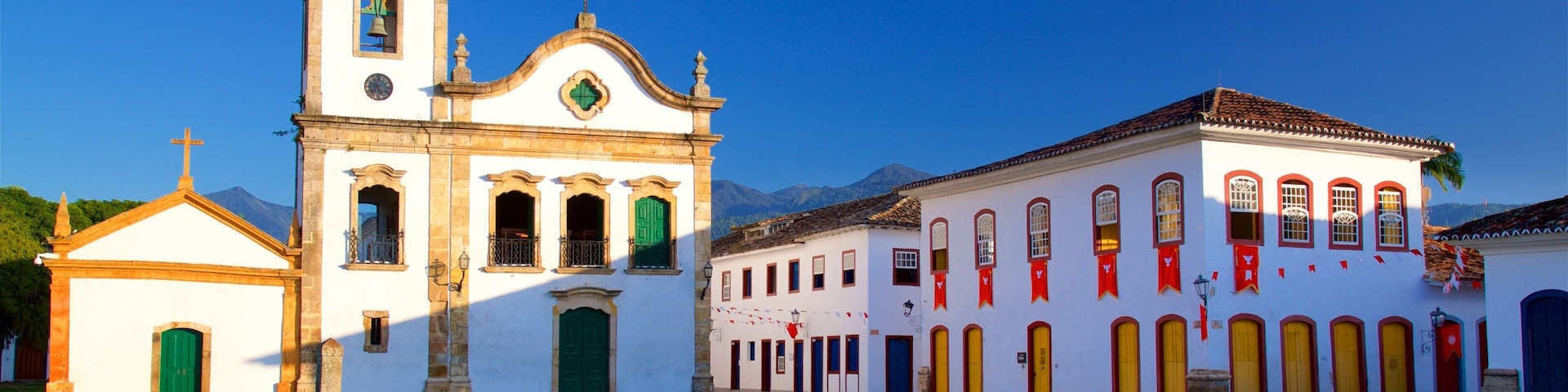 Paraty caracterizando arquitetura de patrimônio e uma igreja ou catedral