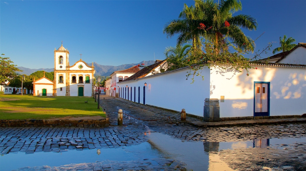Paraty ofreciendo una iglesia o catedral y patrimonio de arquitectura