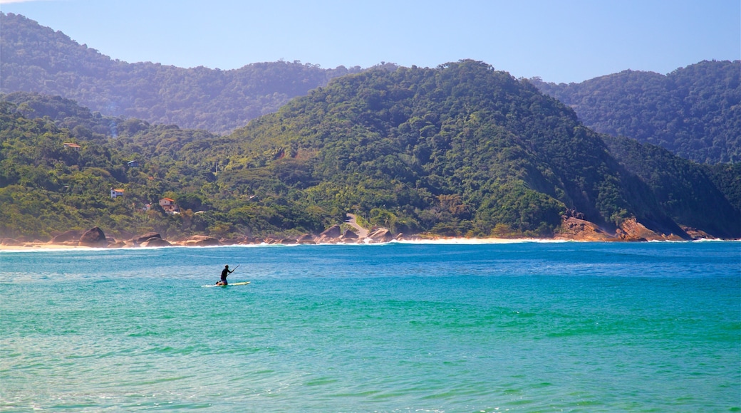 Ranch-stranden fasiliteter samt kajakkpadling eller kanopadling og kyst