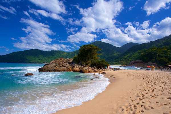 Praia do Meion ranta johon kuuluu karu rannikko, hiekkaranta ja yleiset rantanäkymät