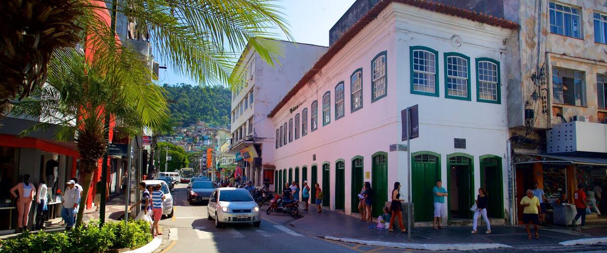 Maison des poètes brésiliens qui includes petite ville ou village et scènes de rue aussi bien que petit groupe de personnes