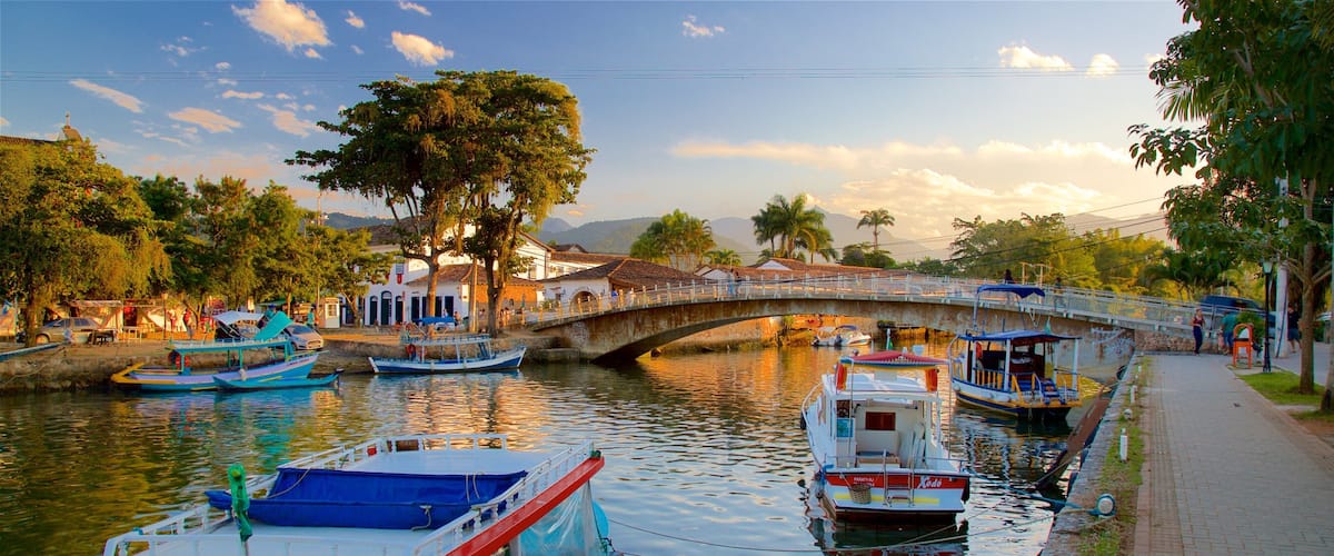 Paraty mostrando un puente y un río o arroyo