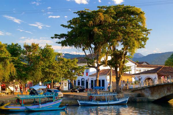 Paraty das einen Kleinstadt oder Dorf und Fluss oder Bach